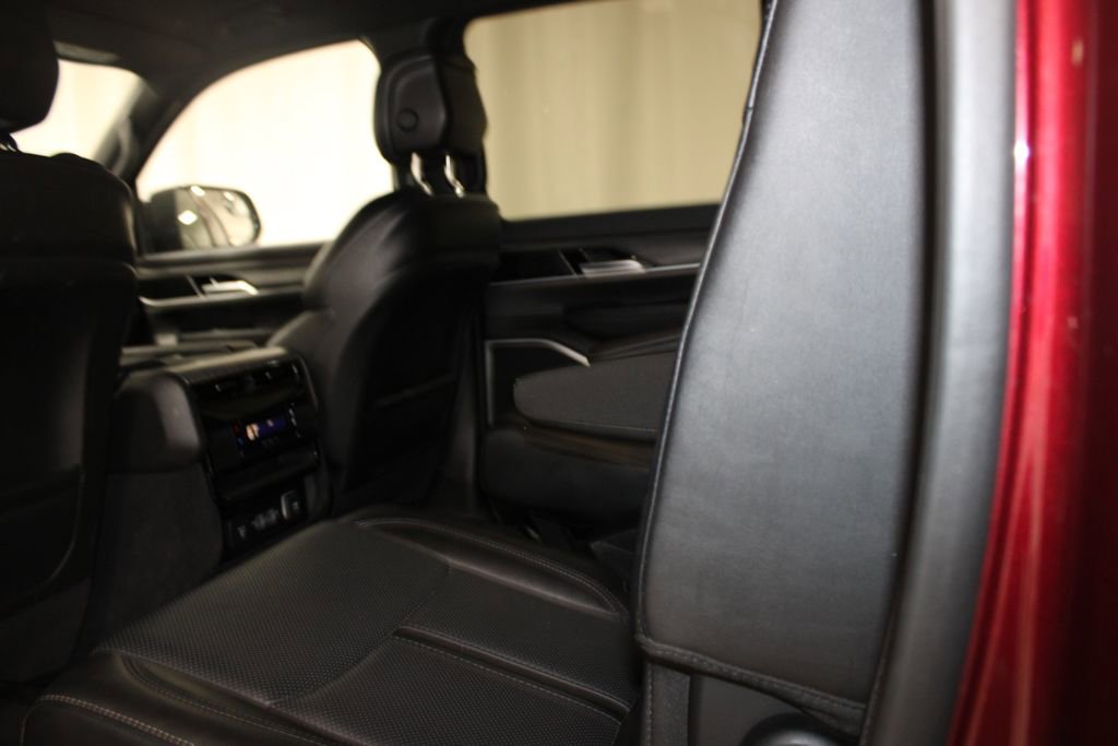 Used 2024 Jeep Wagoneer Series III AWD/4WD image 23