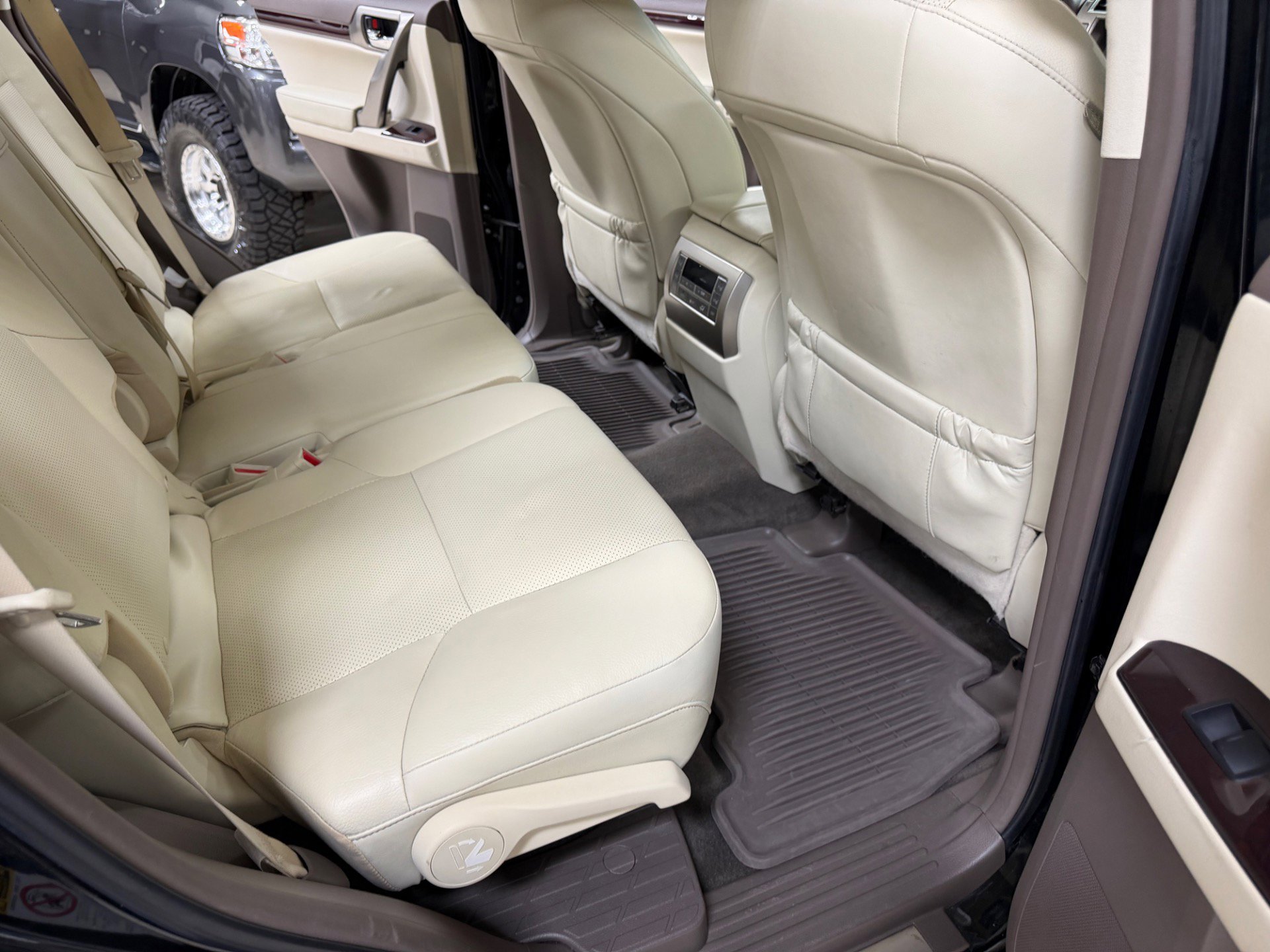 Used 2015 Lexus GX 460 w/ Premium Package AWD/4WD image 27