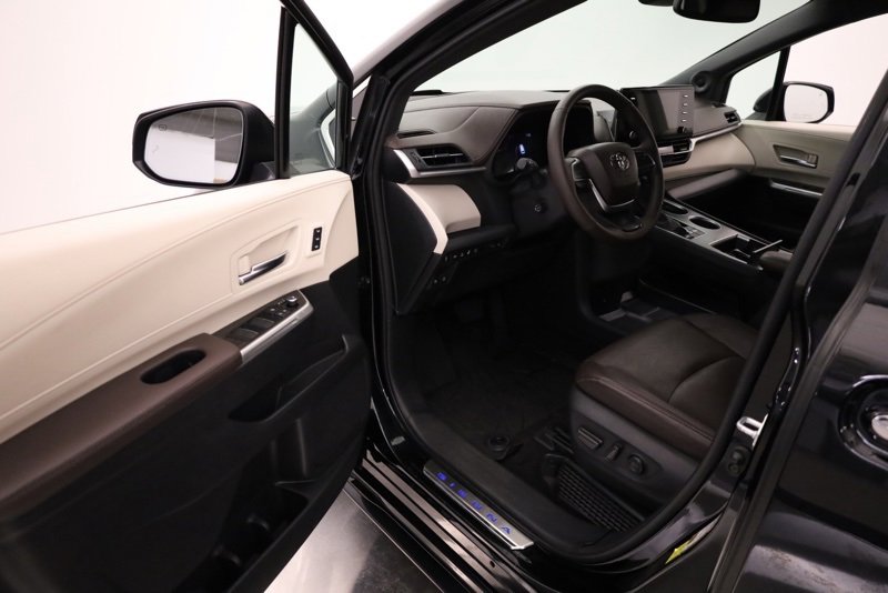 Used 2023 Toyota Sienna Platinum image 9