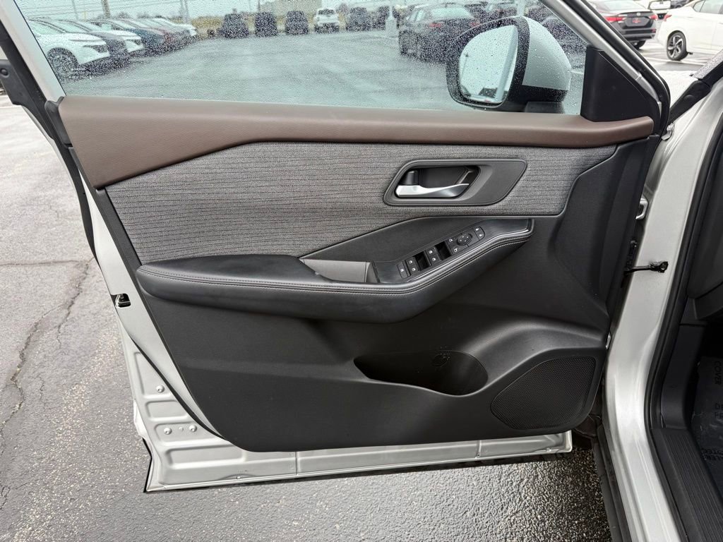 Used 2021 Nissan Rogue SV image 6