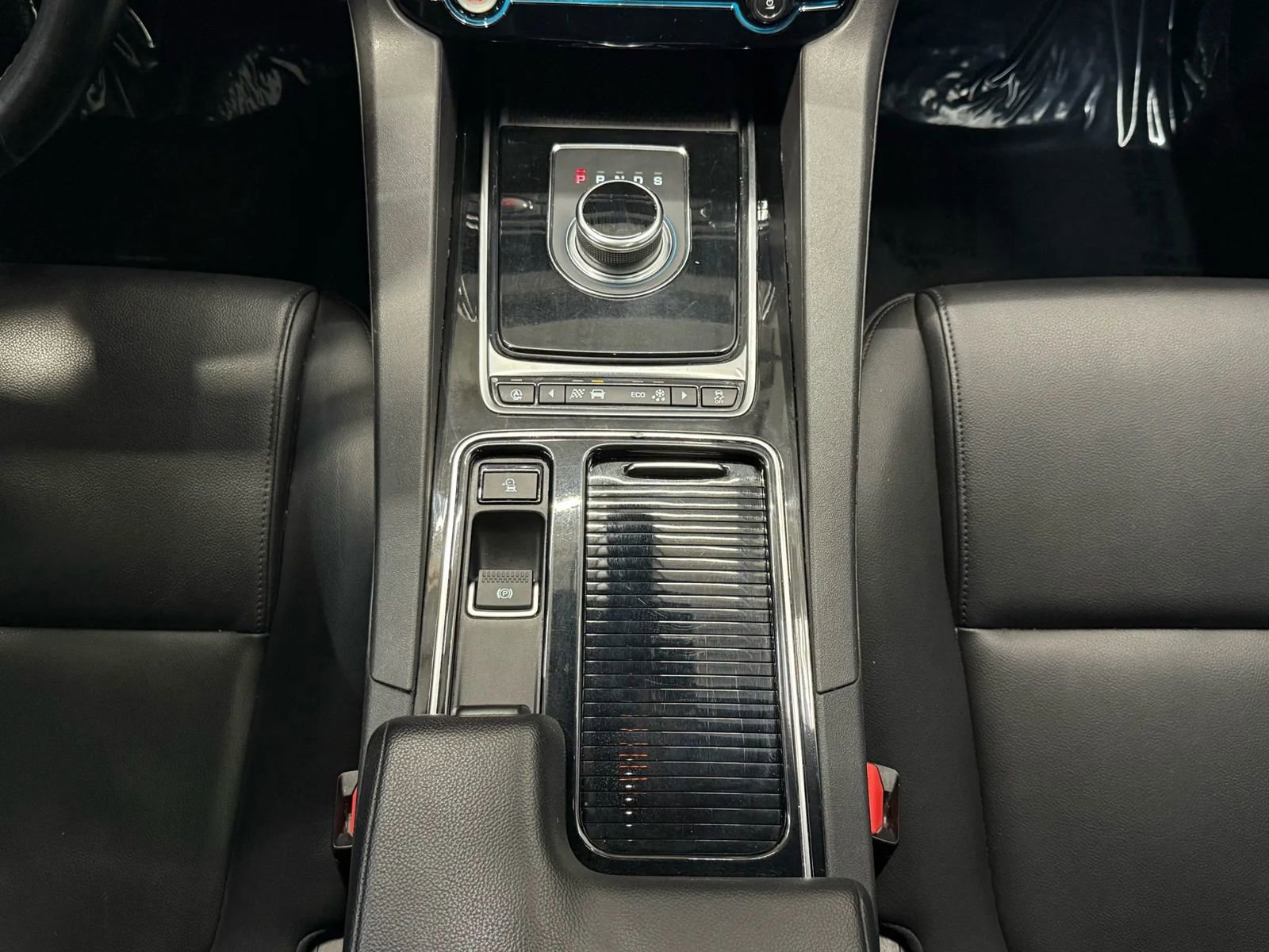 Used 2019 Jaguar F-PACE Premium image 29