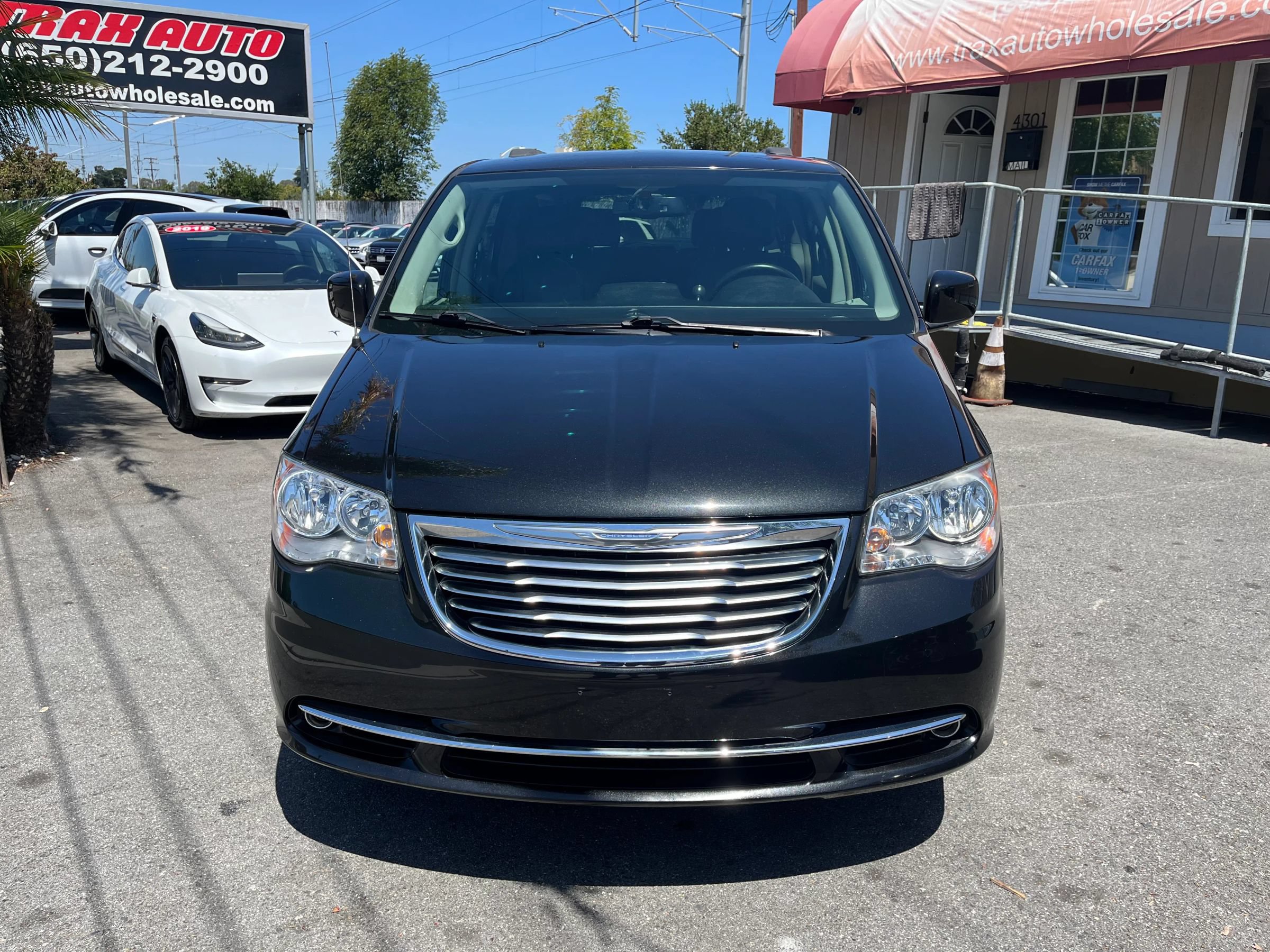 Used 2015 Chrysler Town & Country Touring FWD image 2