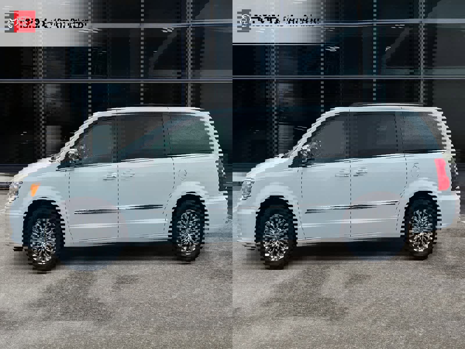 Used 2015 Chrysler Town & Country Touring-L image 12