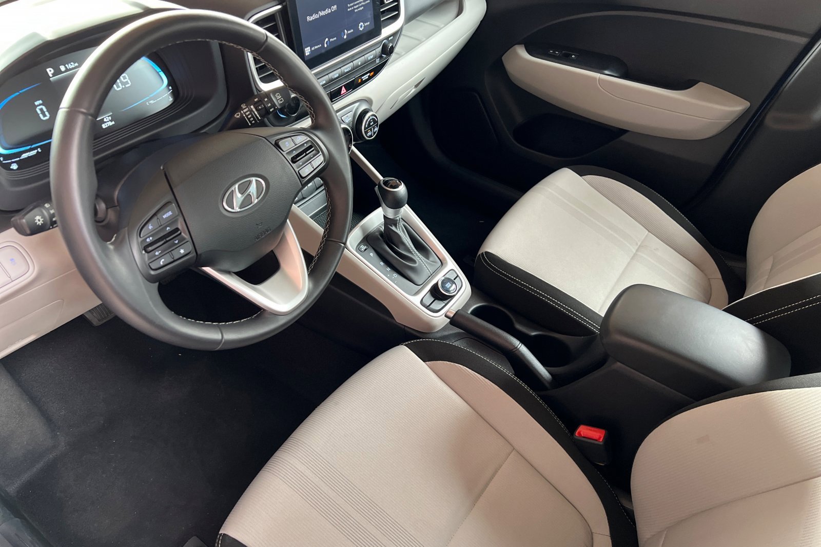 Certified 2025 Hyundai Venue SEL image 11