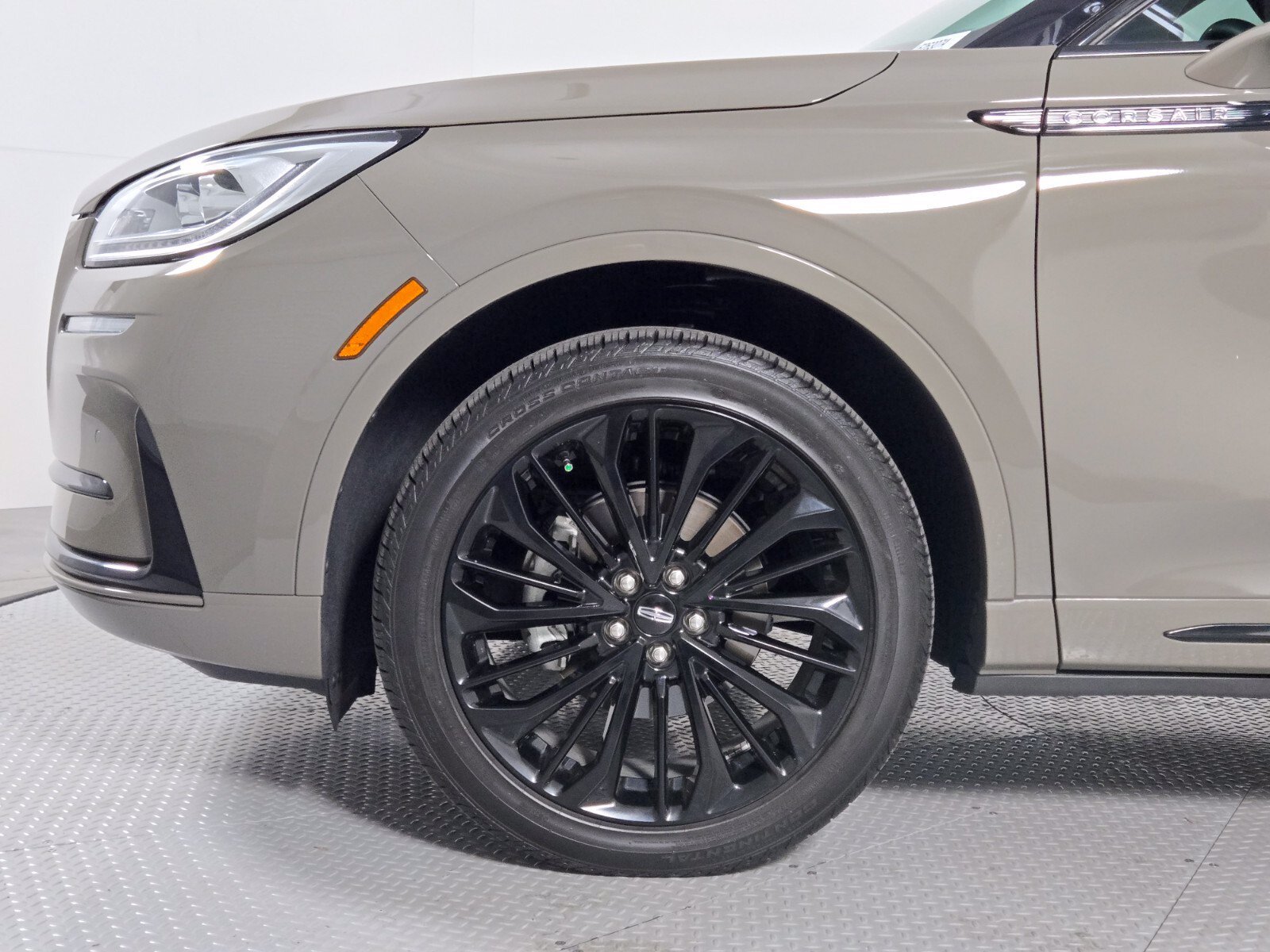 Certified 2025 Lincoln Corsair Reserve w/ Jet Appearance Package AWD/4WD image 9
