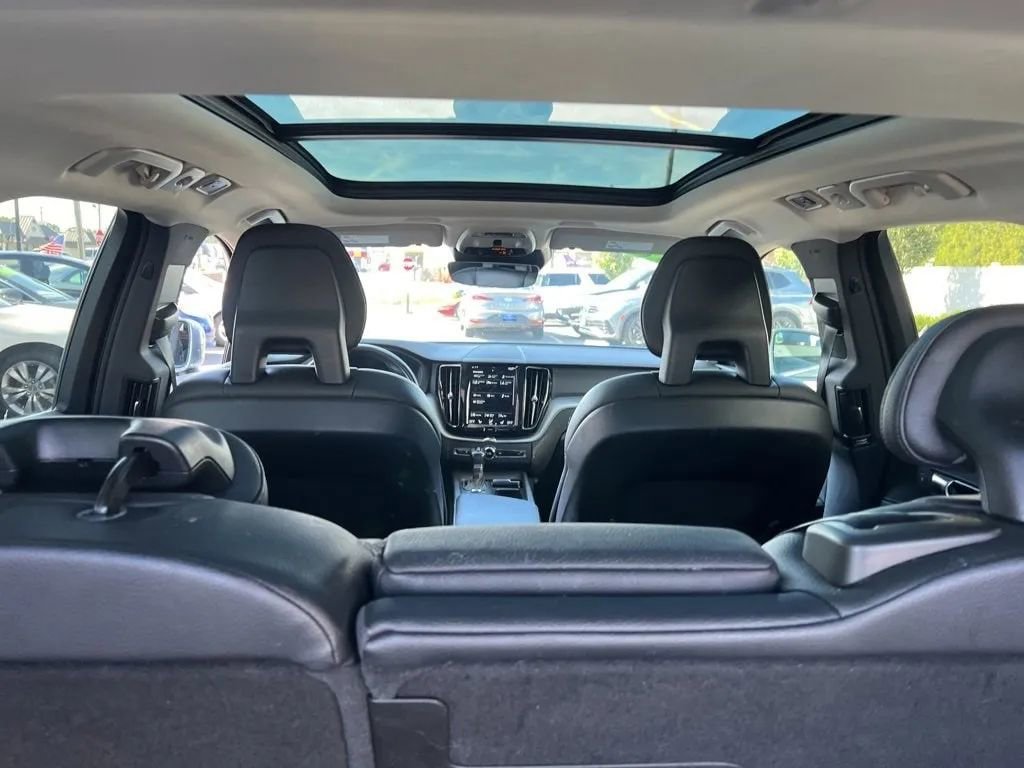 Used 2018 Volvo XC60 T5 Momentum w/ Advanced Package image 11