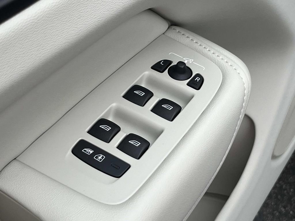 New 2026 Volvo XC60 B5 Ultra w/ Climate Package image 21