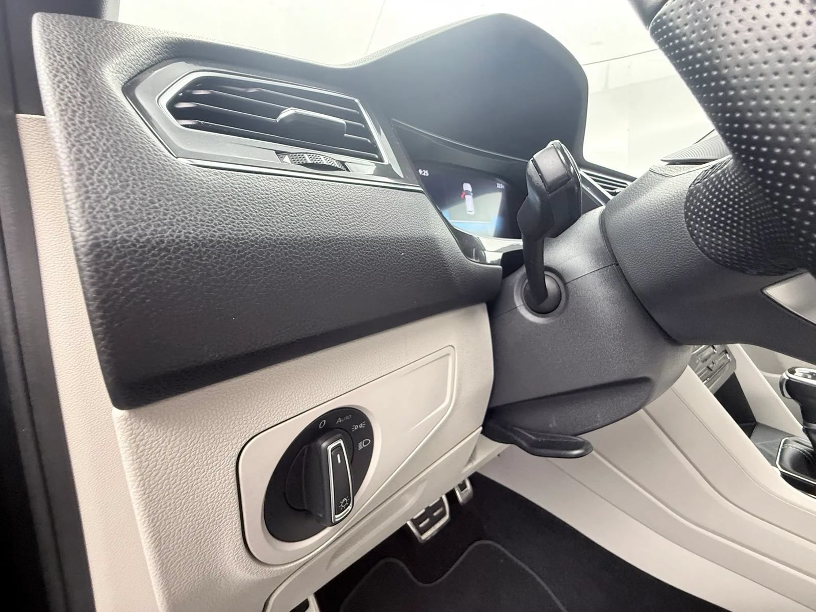Used 2023 Volkswagen Tiguan SE R-Line AWD/4WD image 30