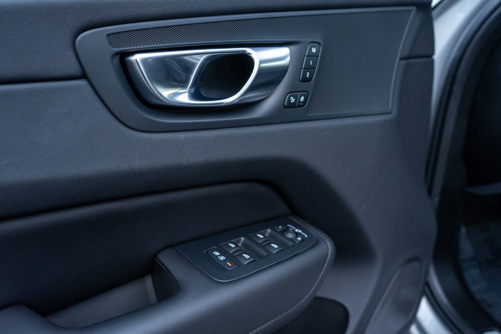 Used 2025 Volvo XC60 B5 Plus image 15