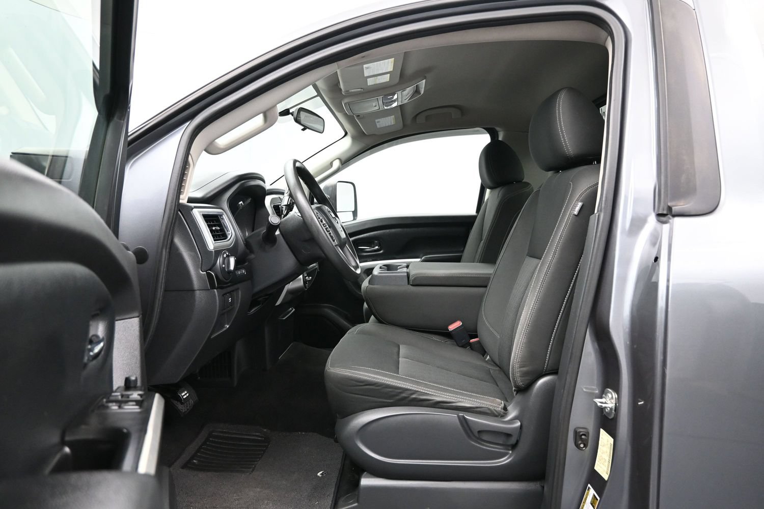 Used 2017 Nissan Titan SV AWD/4WD image 9