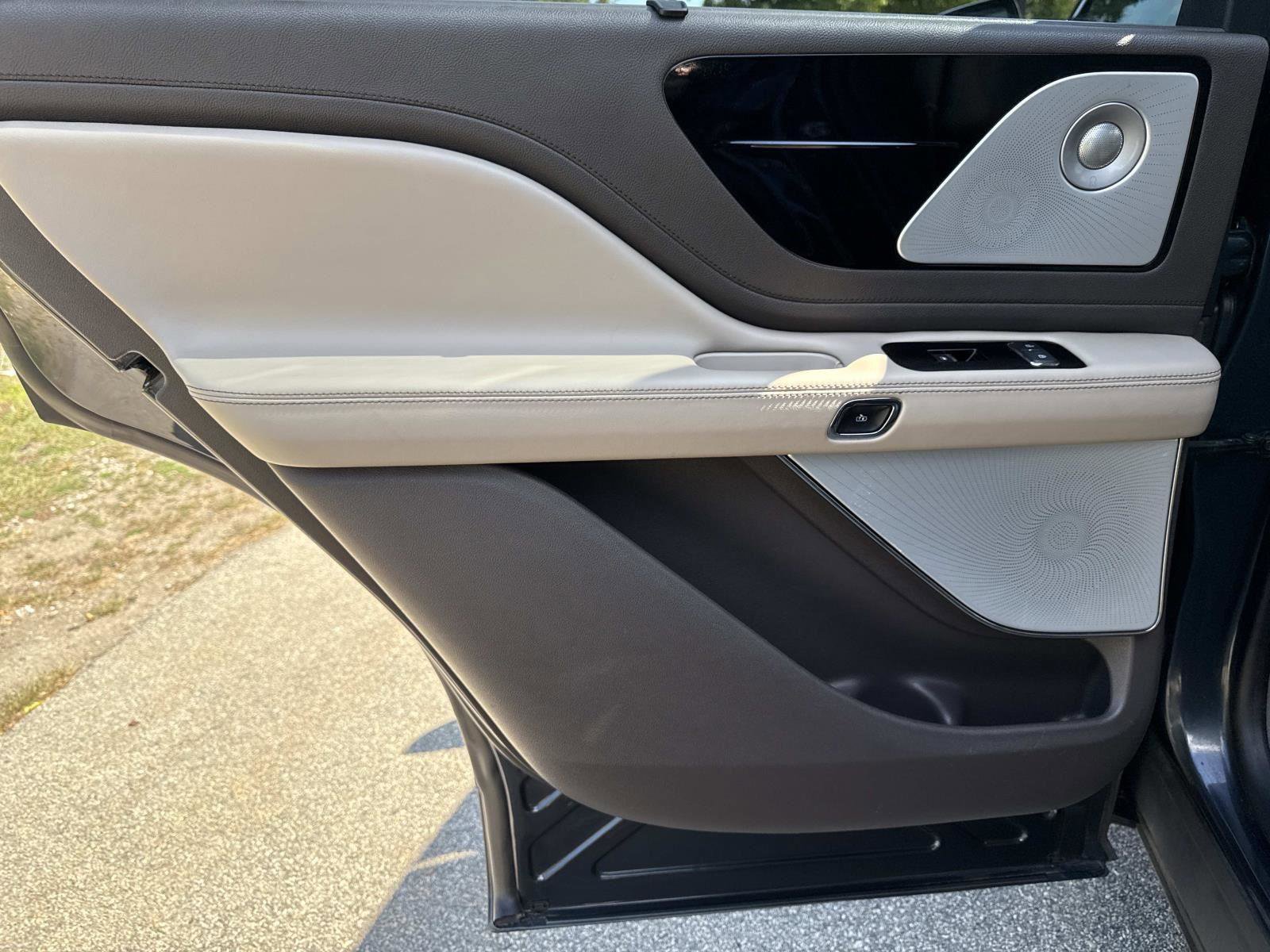 Used 2022 Lincoln Aviator Reserve w/ Equipment Group 201A image 11