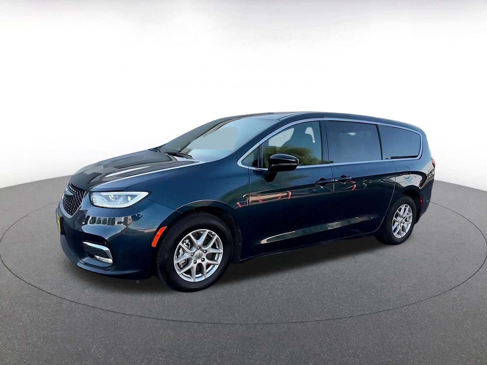 Used 2025 Chrysler Pacifica Select FWD image 7