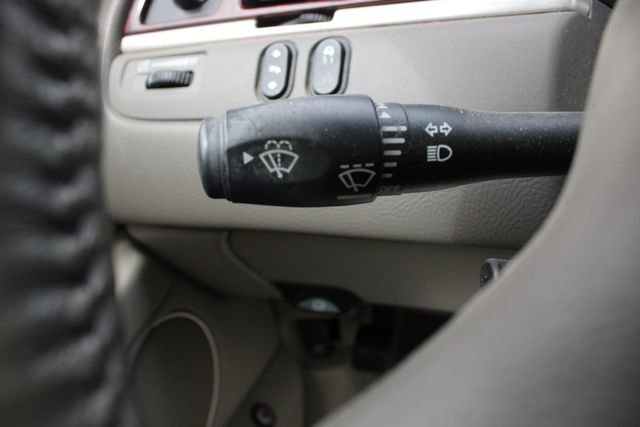 Used 2003 Lincoln Town Car Signature image 8