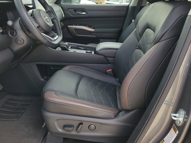 Used 2024 Nissan Pathfinder Platinum w/ Cargo Package AWD/4WD image 6