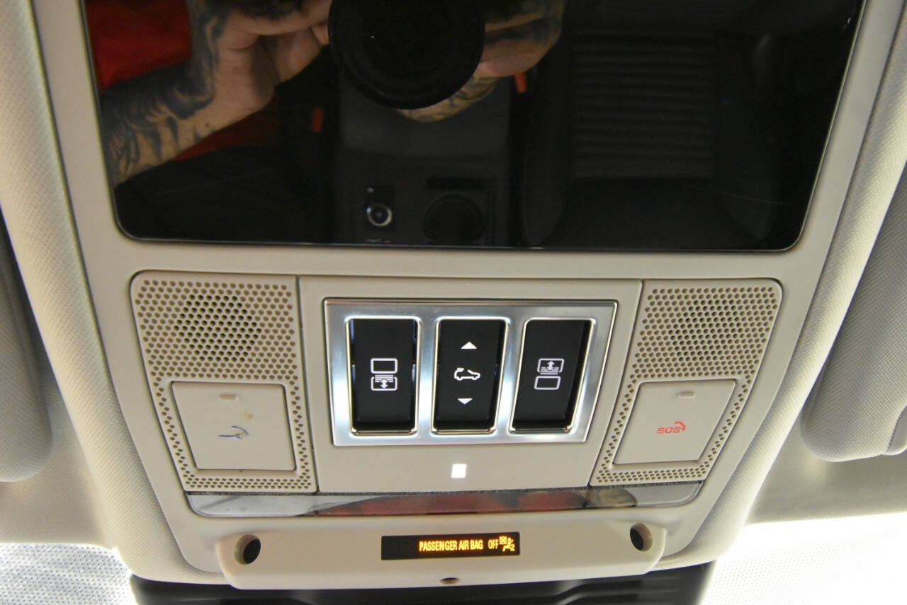 Used 2023 Land Rover Discovery S AWD/4WD image 32