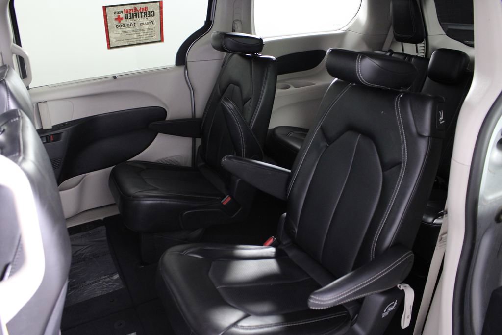 Used 2024 Chrysler Pacifica Touring-L image 19