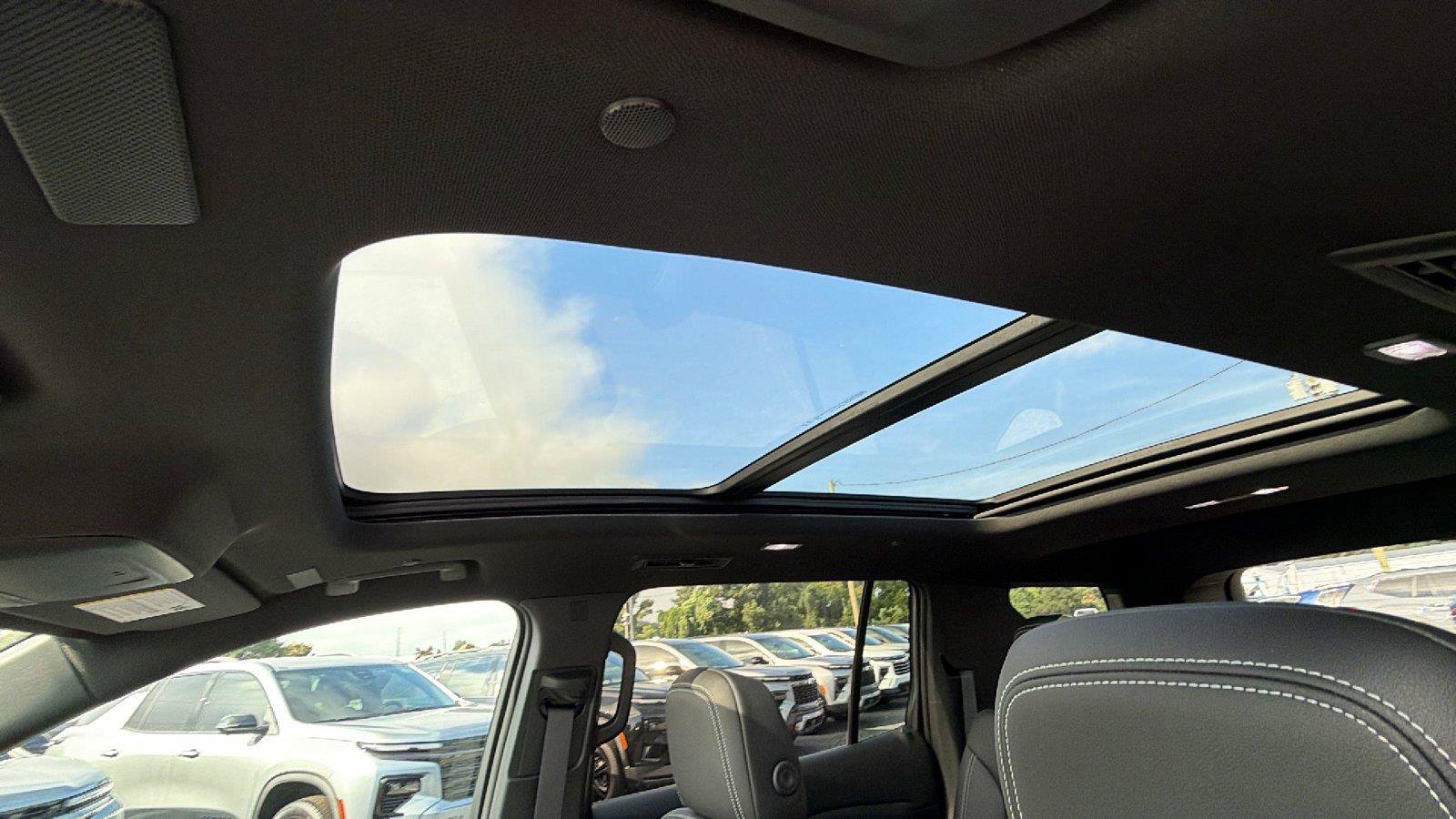 New 2027 Chevrolet Traverse LT w/ Sun and Wheel Package FWD image 3