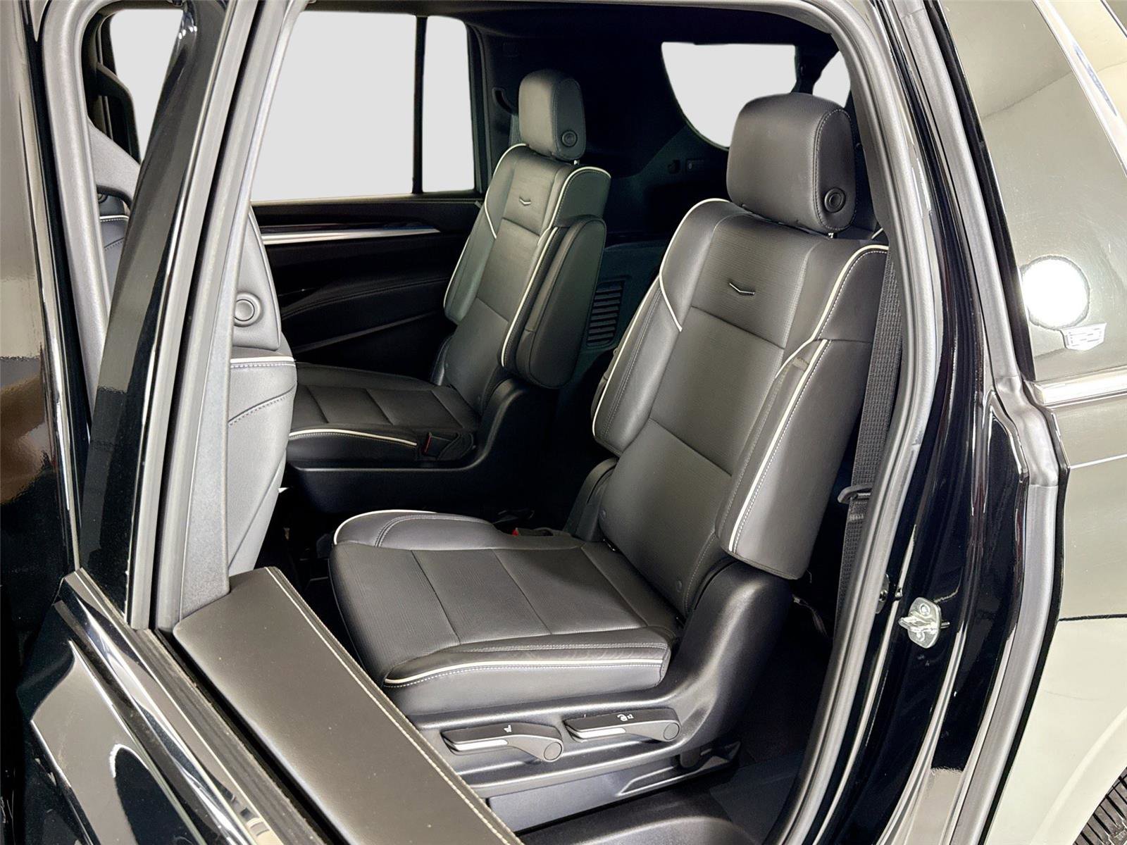 Used 2025 Cadillac Escalade ESV Premium Luxury image 25