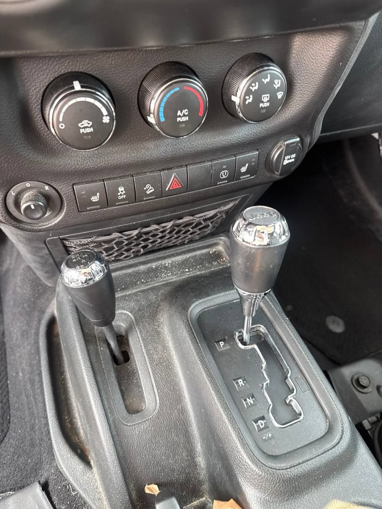 Used 2017 Jeep Wrangler Unlimited Sahara w/ Connectivity Group AWD/4WD image 13