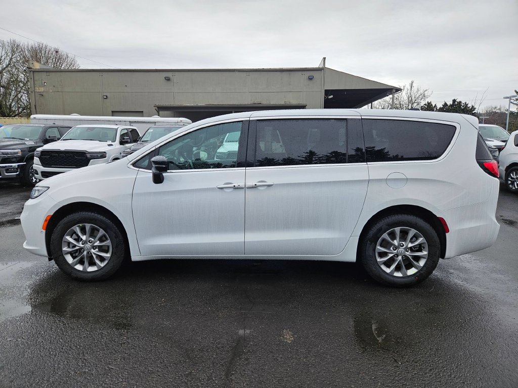 New 2026 Chrysler Pacifica Select AWD/4WD image 4