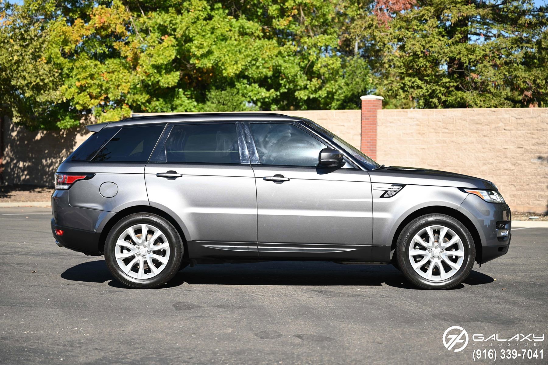 Used 2017 Land Rover Range Rover Sport HSE AWD/4WD image 4