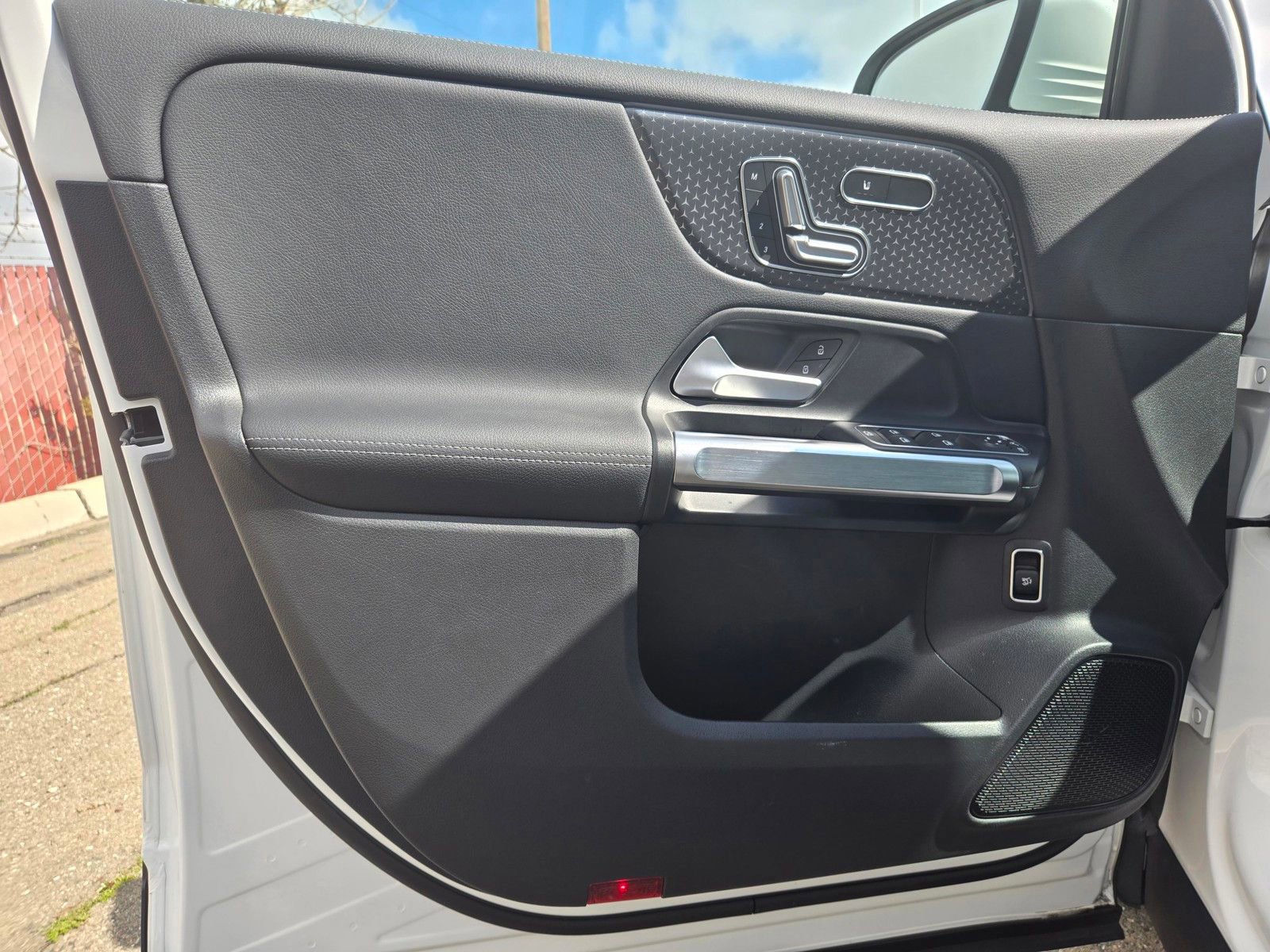 Used 2024 Mercedes-Benz EQB 300 4MATIC image 15