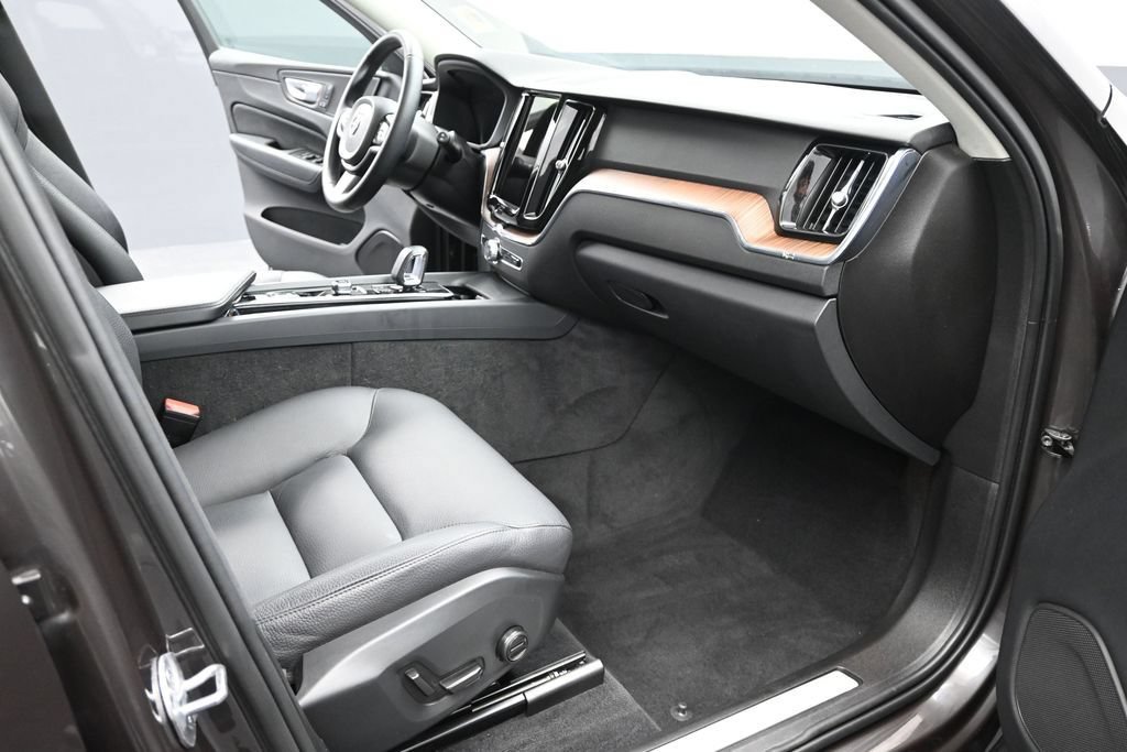 Used 2024 Volvo XC60 B5 Plus AWD/4WD image 19