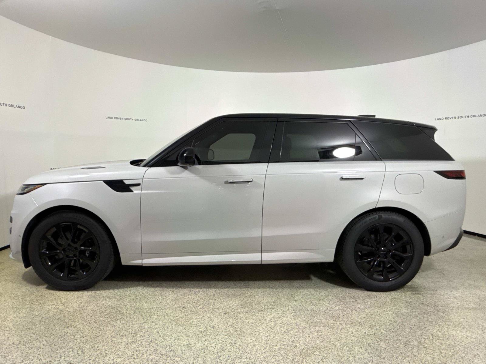 Used 2025 Land Rover Range Rover Sport Dynamic SE AWD/4WD image 2