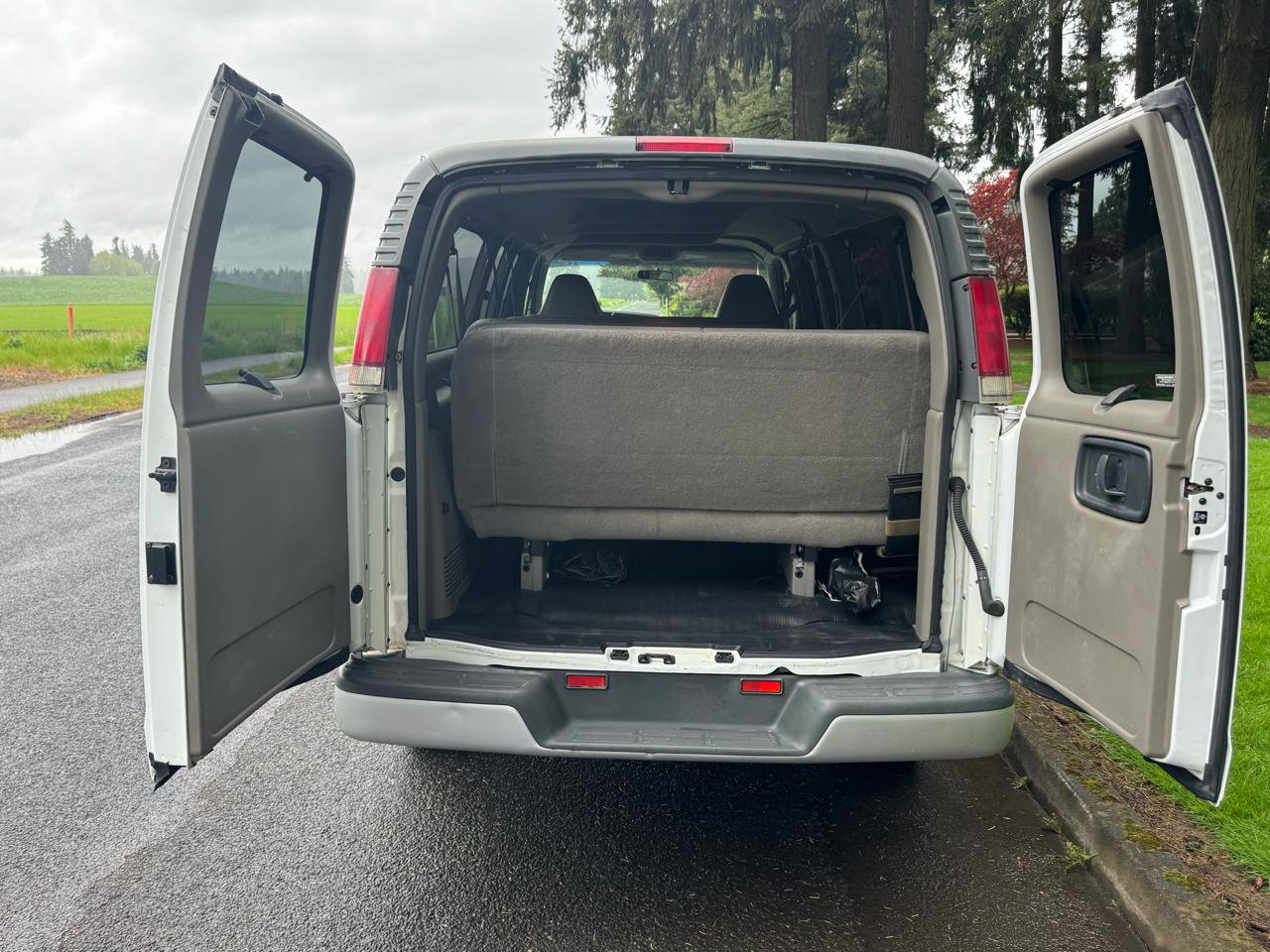 Used 2000 GMC Savana 3500 Extended Passenger image 32