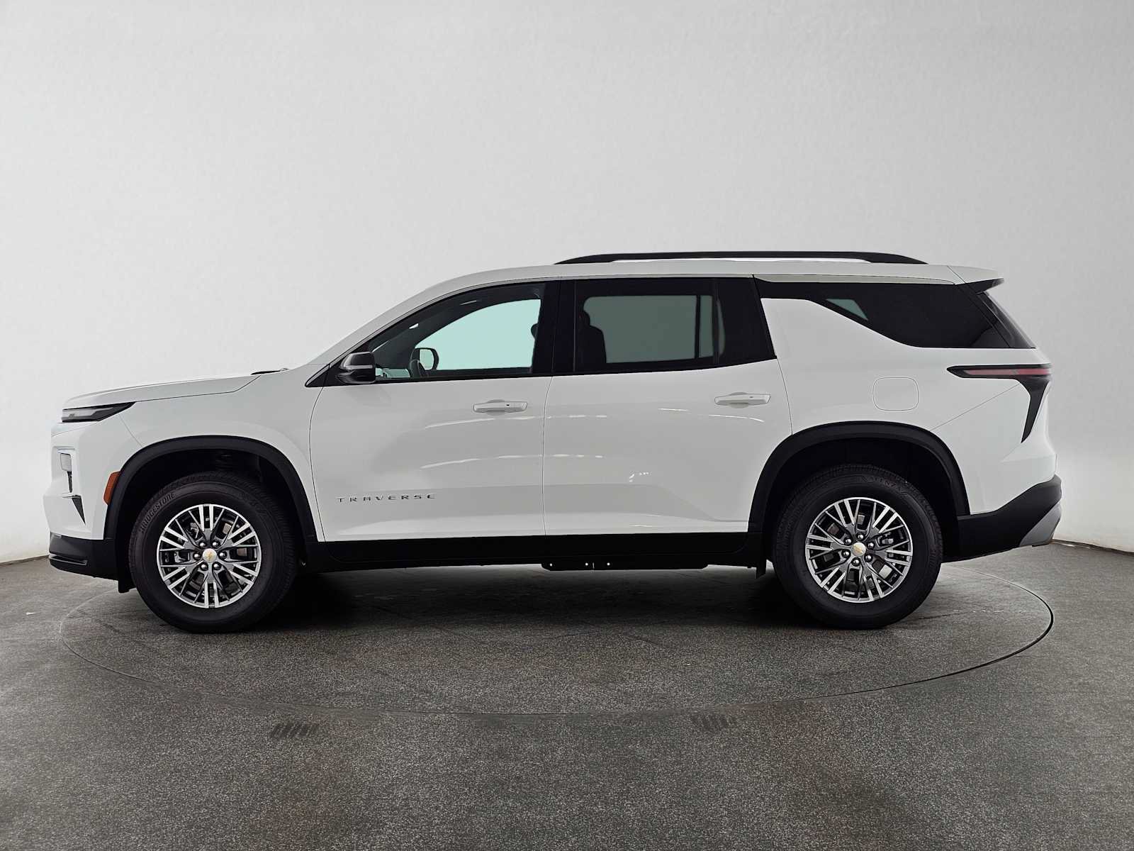 Used 2025 Chevrolet Traverse LT FWD image 6