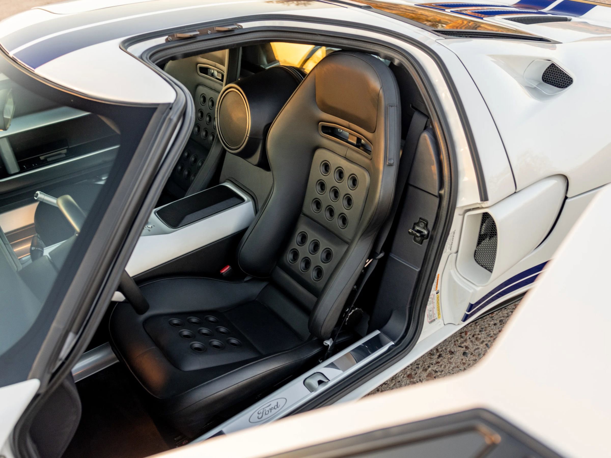 Used 2005 Ford GT image 12