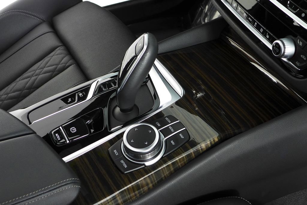 Certified 2022 BMW 530e w/ Convenience Package image 15