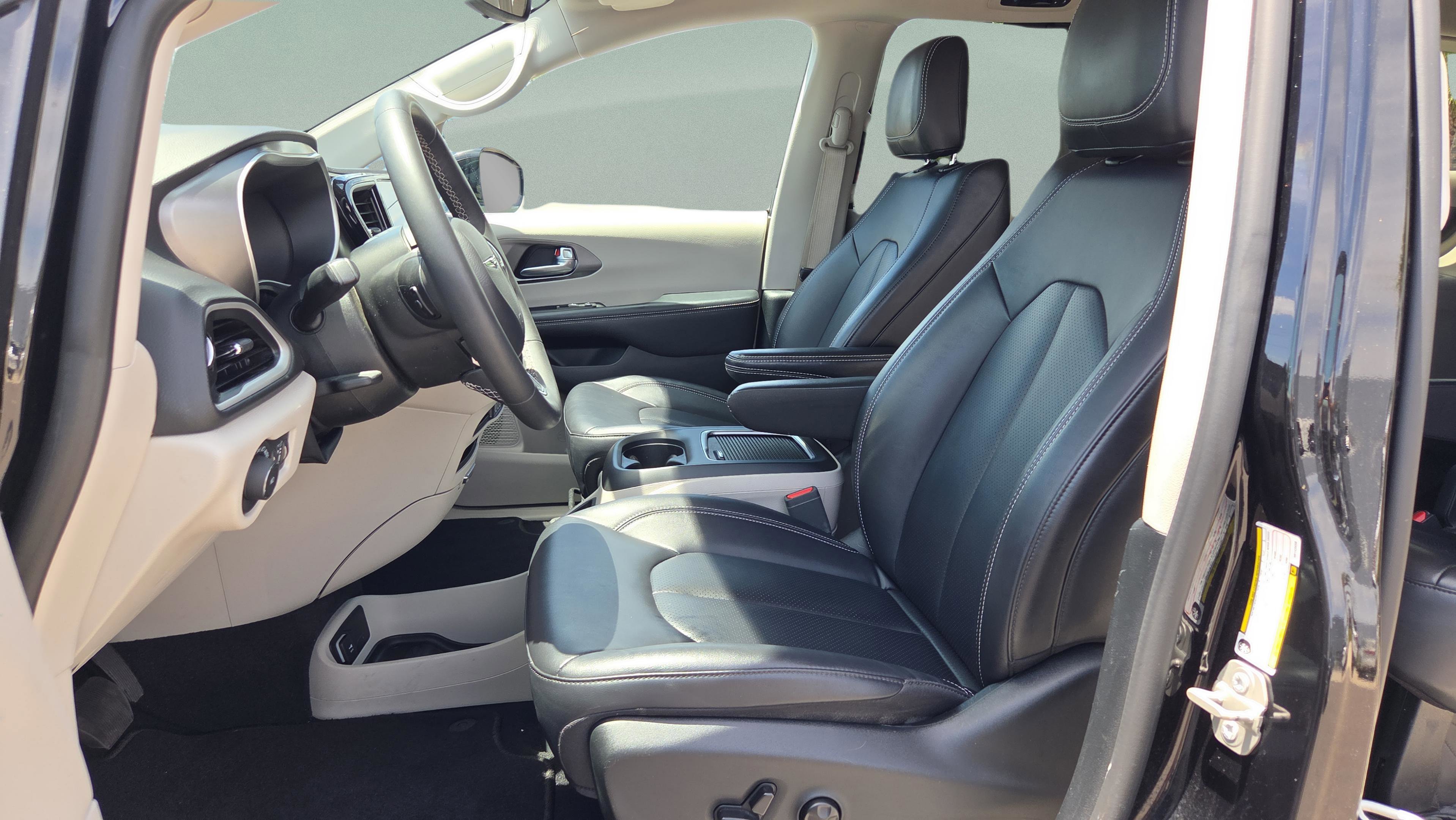 Used 2024 Chrysler Pacifica Touring-L FWD image 11