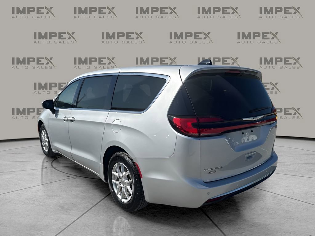 Used 2023 Chrysler Pacifica Touring-L FWD image 3