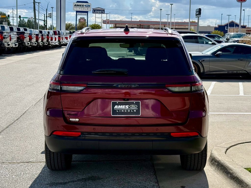 Used 2023 Jeep Grand Cherokee Altitude image 4