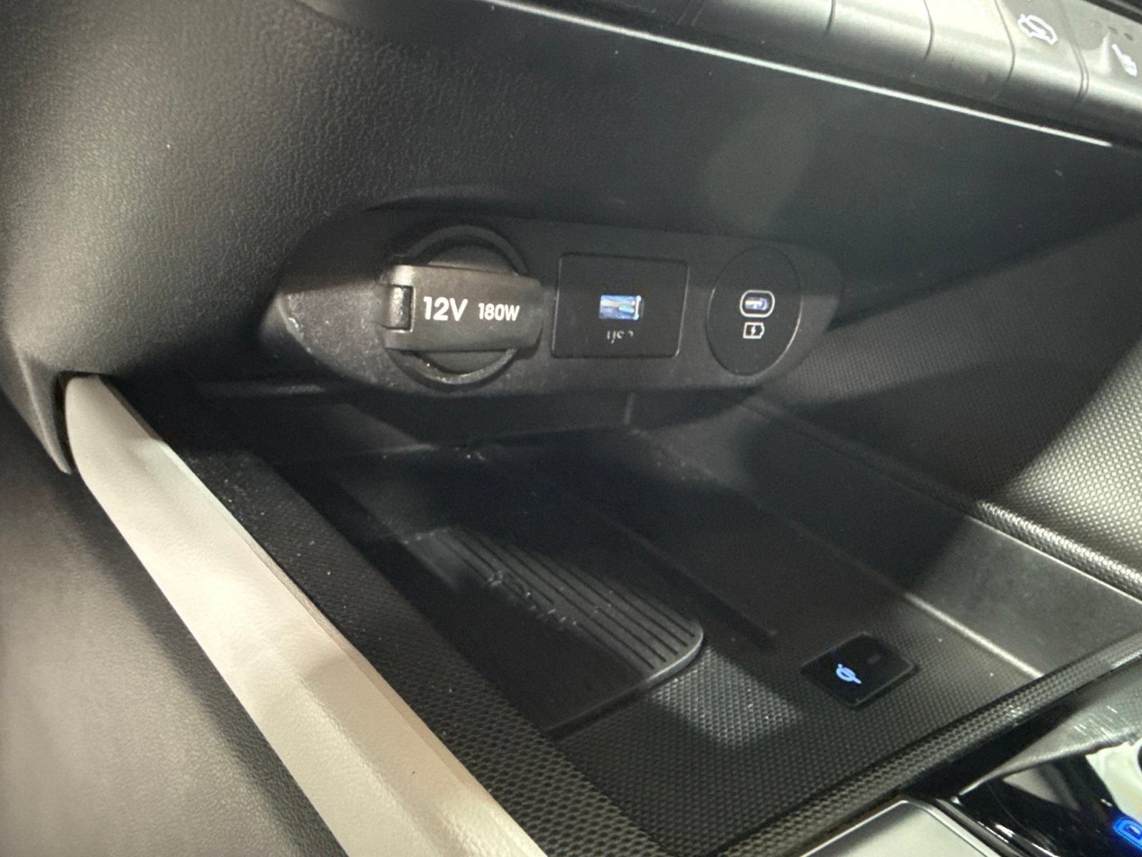 Used 2024 Hyundai Elantra Limited FWD image 32