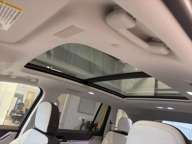 Used 2025 GMC Acadia Denali w/ Super Cruise Package image 2