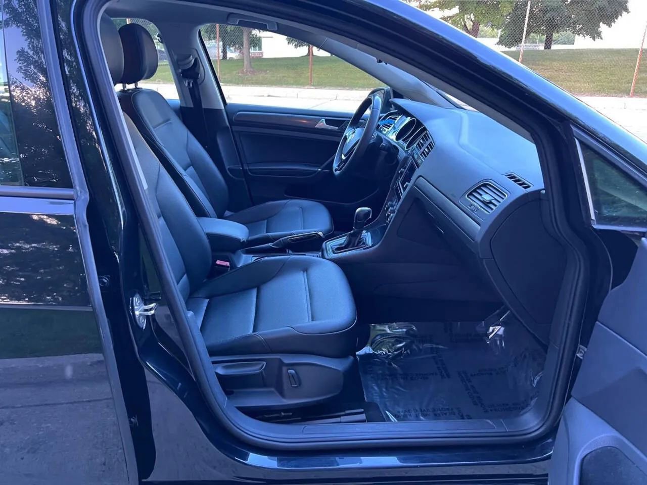 Used 2020 Volkswagen Golf 4-Door image 17