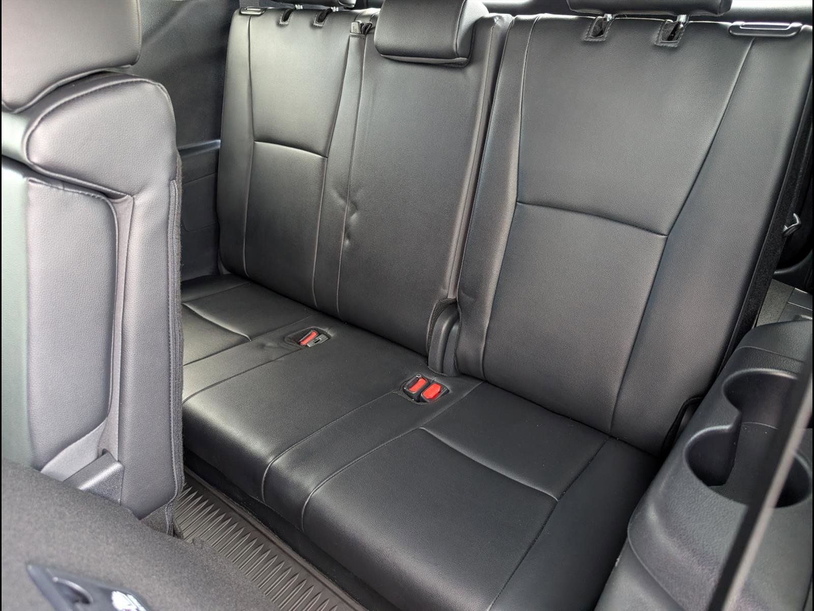Used 2024 Toyota Highlander XLE AWD/4WD image 12
