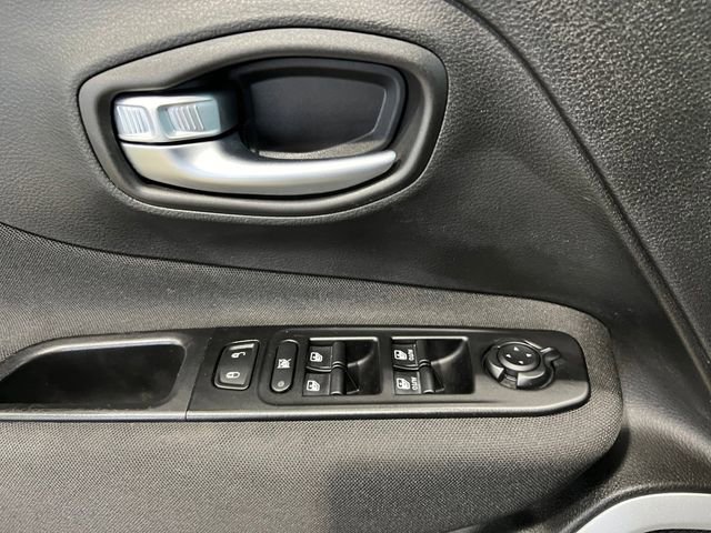 Used 2021 Jeep Renegade Latitude AWD/4WD image 16