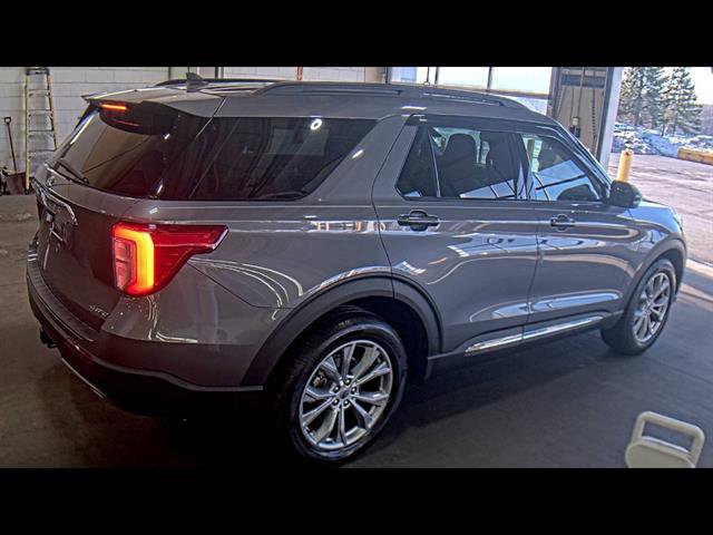 Used 2022 Ford Explorer XLT w/ Equipment Group 202A image 4