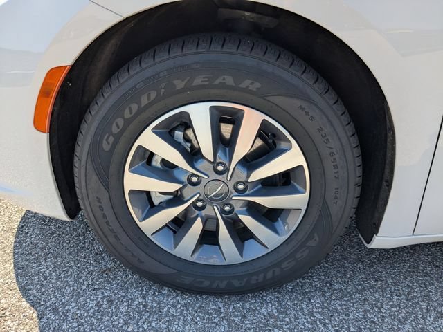 Used 2023 Chrysler Pacifica Touring-L FWD image 16