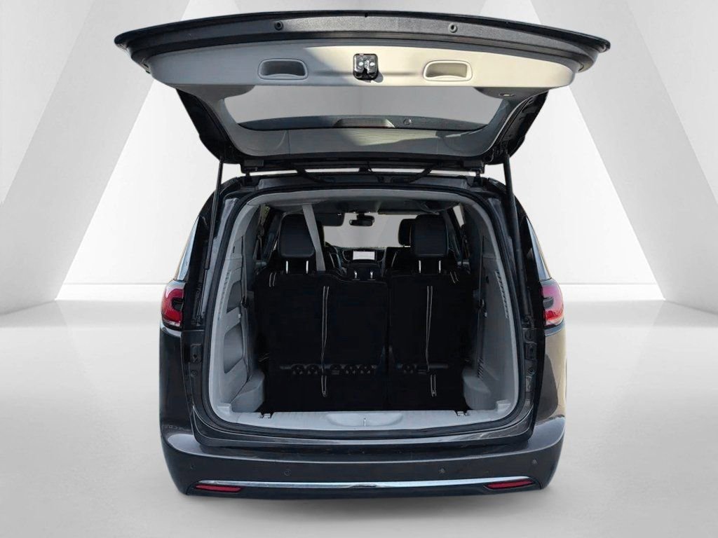 Used 2023 Chrysler Pacifica Touring-L image 32