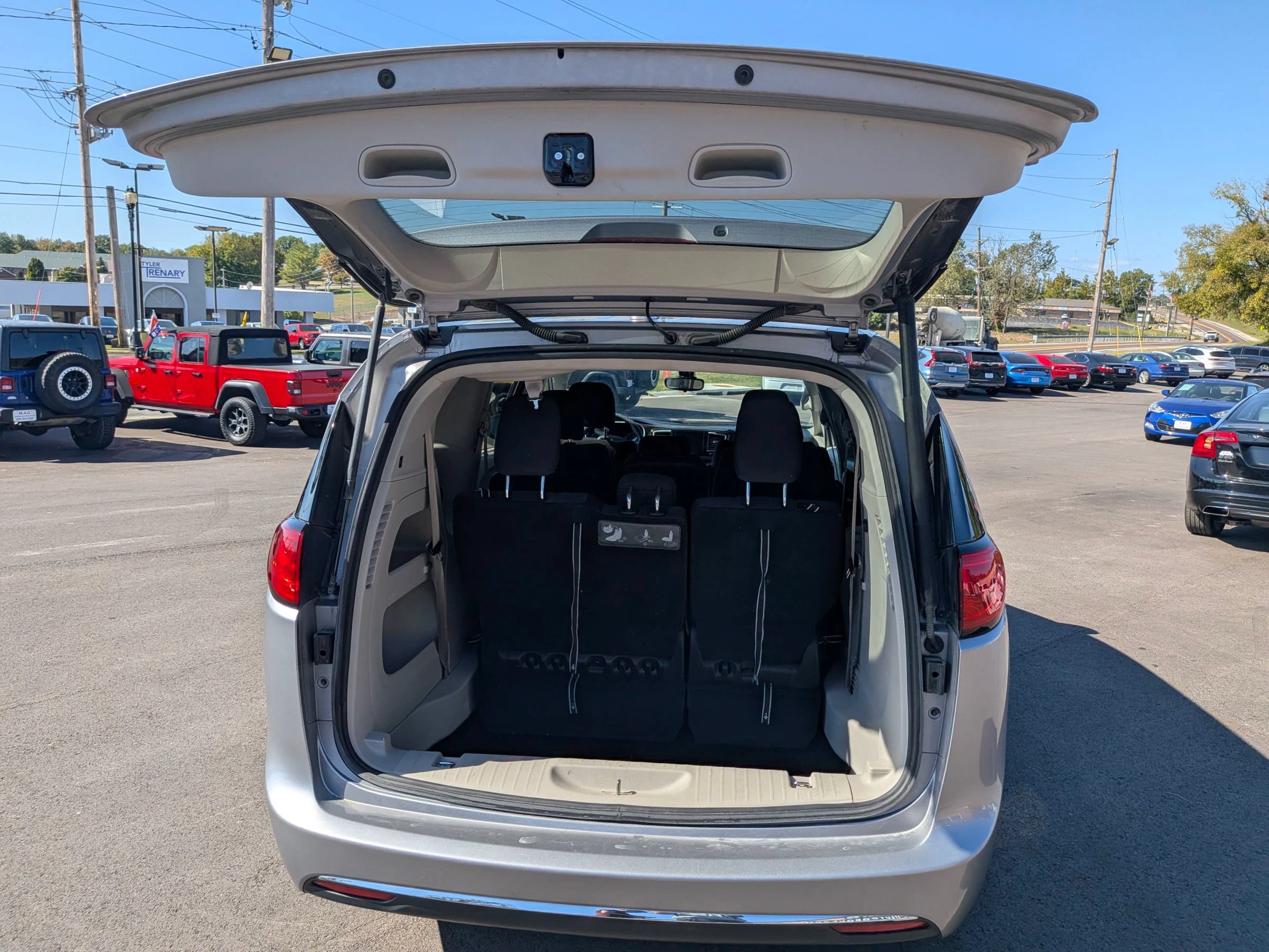 Used 2017 Chrysler Pacifica Touring Plus w/ Tire & Wheel Group FWD image 33