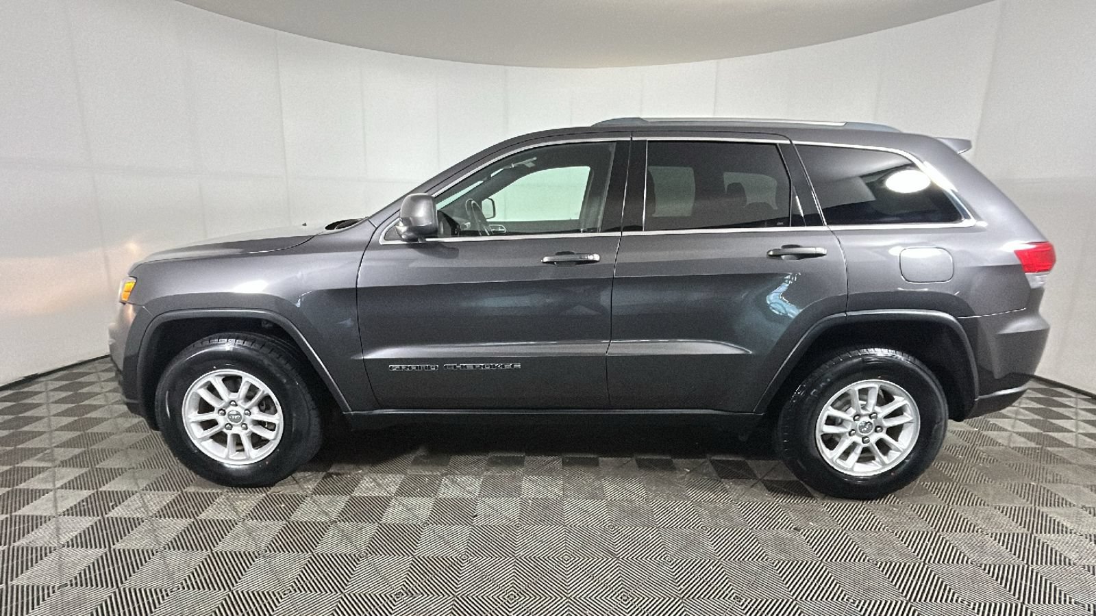 Used 2019 Jeep Grand Cherokee Laredo AWD/4WD image 6