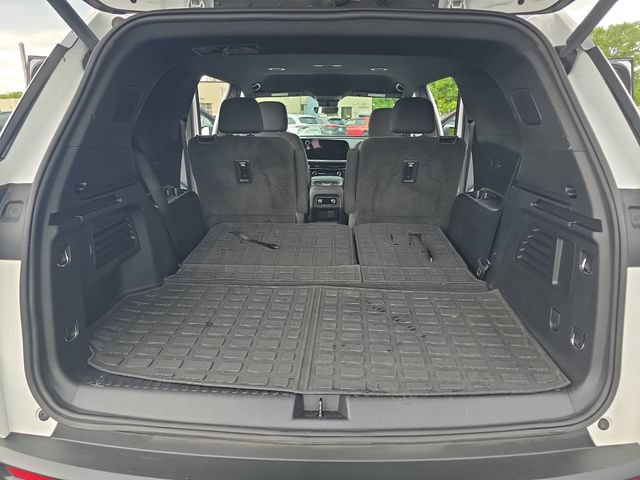 Used 2024 Chevrolet Traverse LT w/ LPO, Floor Liner Package FWD image 17