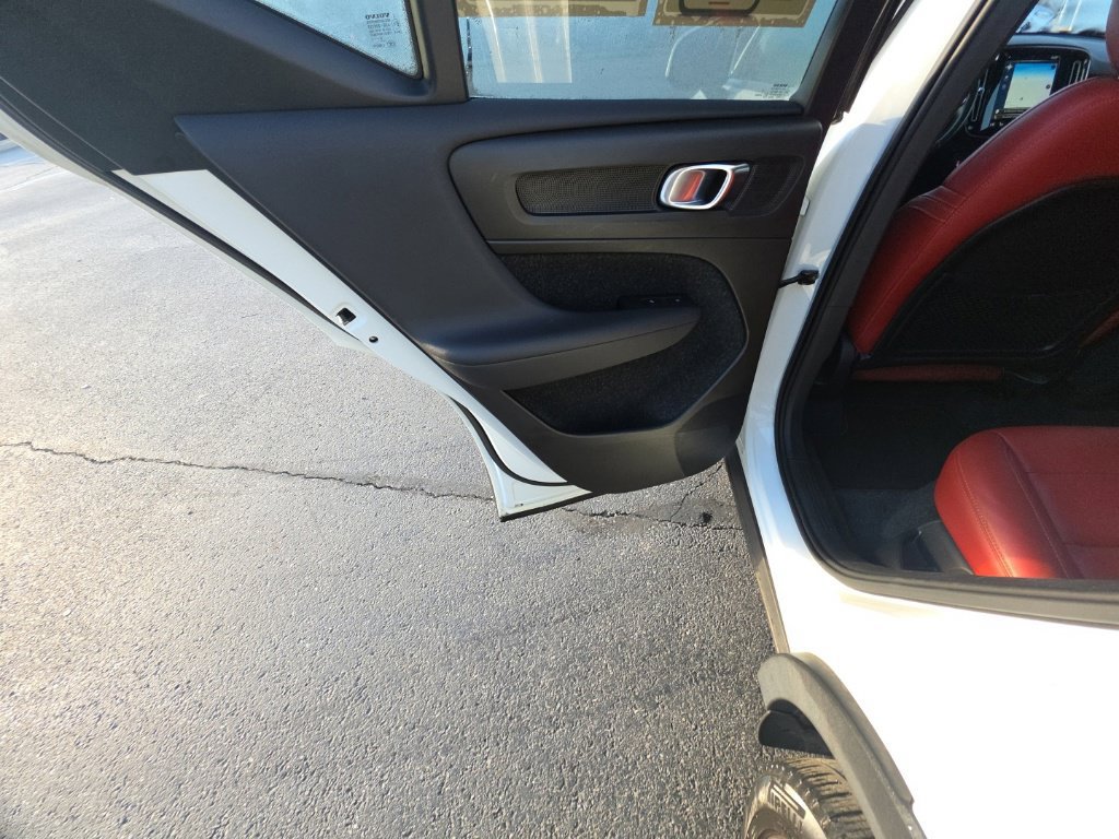 Used 2019 Volvo XC40 T4 Inscription FWD image 26