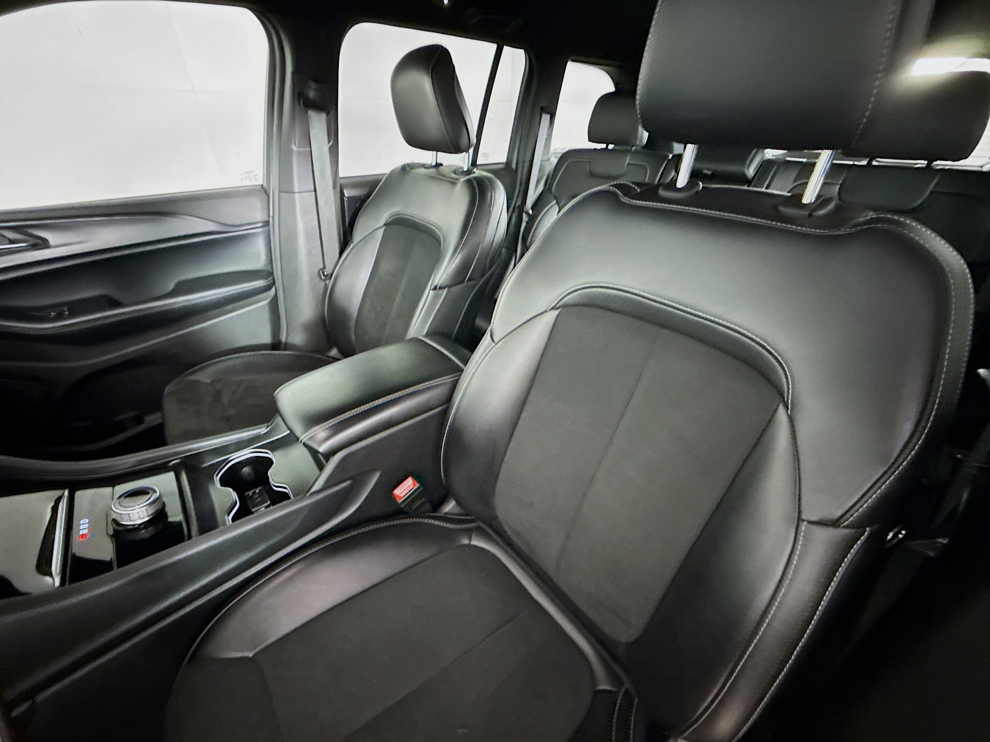 Used 2024 Jeep Grand Cherokee Altitude image 25