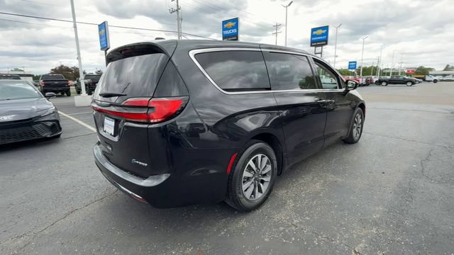 Used 2024 Chrysler Pacifica Limited FWD image 8