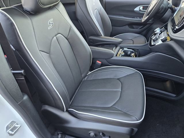 New 2026 Chrysler Pacifica Limited w/ S Appearance Package AWD/4WD image 9